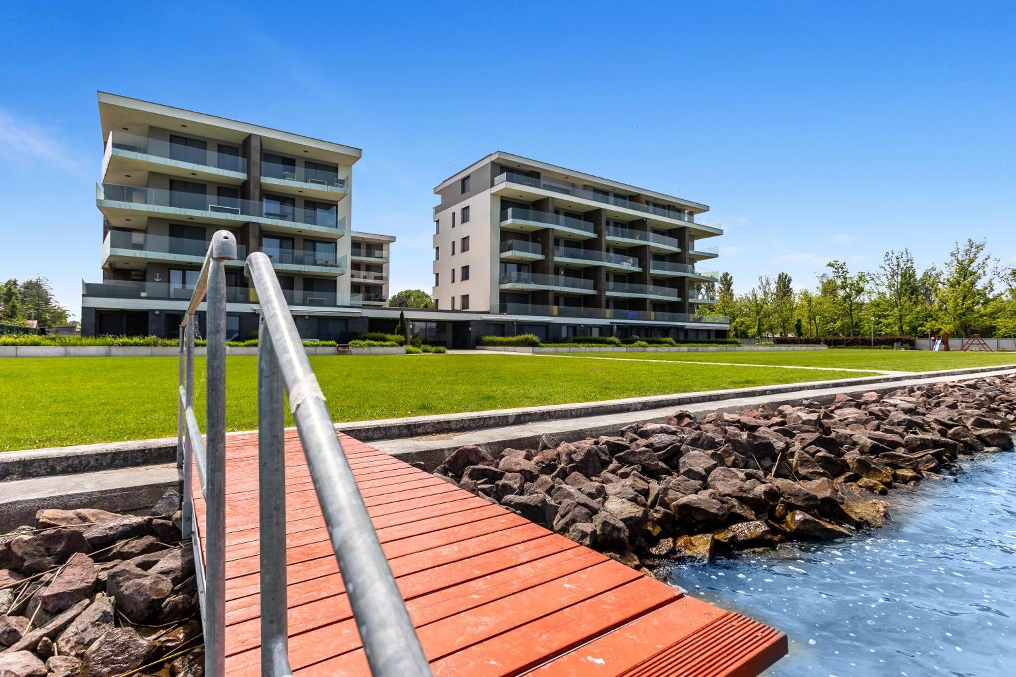 Lake Side Luxury Steps To The Lake Lela - Happy Rentals Balatonlelle Luaran gambar